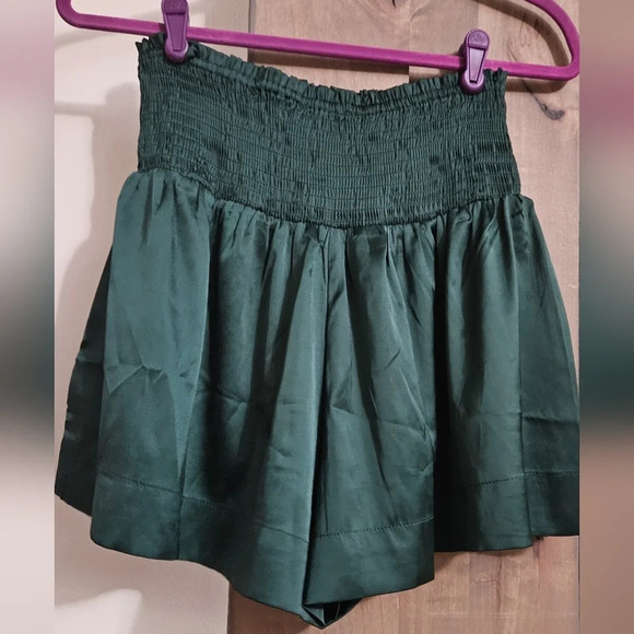 TCEC smocked waist flowy shorts. Hunter green. Size small NWT - Picture 7 of 10